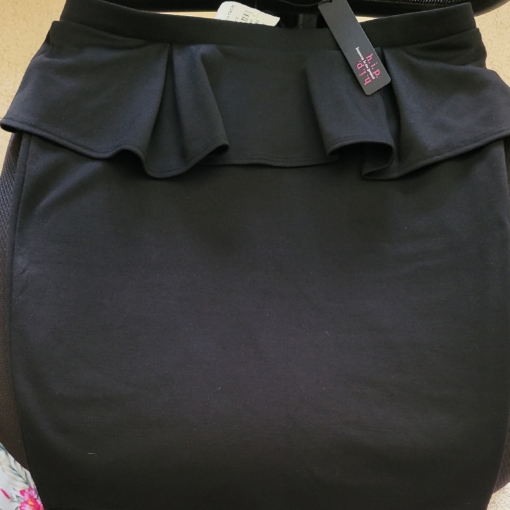 Black Knee-Length Ruffled Pencil Skirt